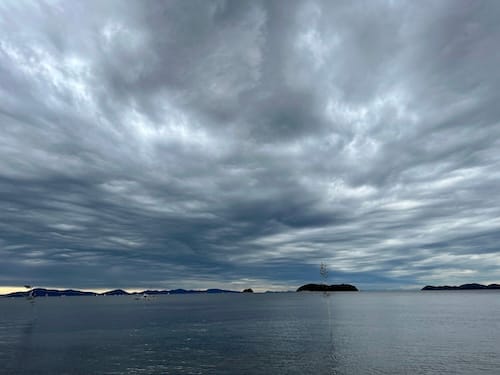 三谷海岸からの海