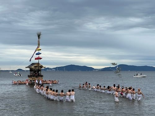 三谷祭り　海中渡御