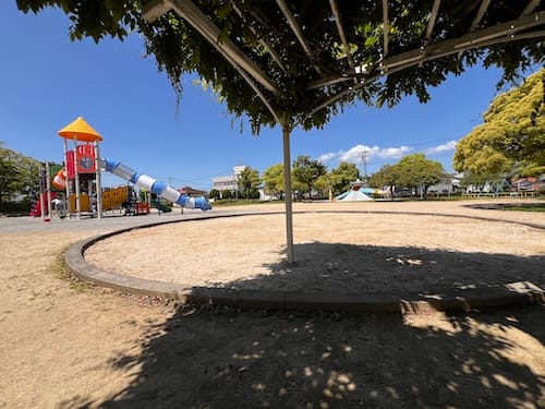 蒲形公園　藤棚から園内を望む