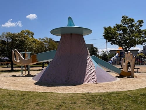 魔女（小人の帽子・石の山）後ろ姿