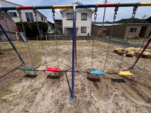 勝川児童遊び場　ブランコ