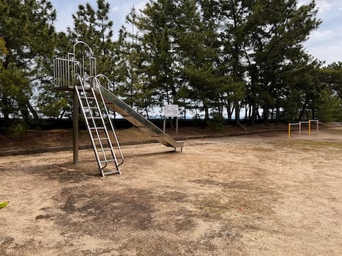 北浜公園　遊具　ブランコ、鉄棒