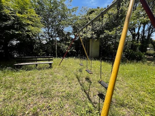 鞍掛児童遊び場 ブランコ、ベンチ、トイレ