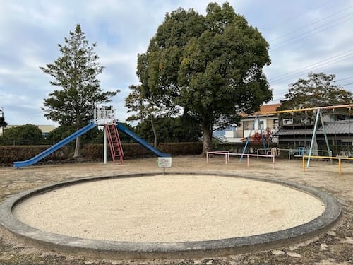 砂場とブランコ、すべり台