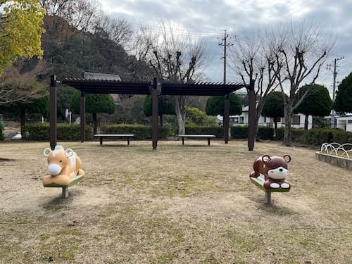 丸戸公園 ロッキング遊具とベンチ