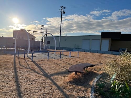 松前公園　円形のベンチと円形フレームのブランコ