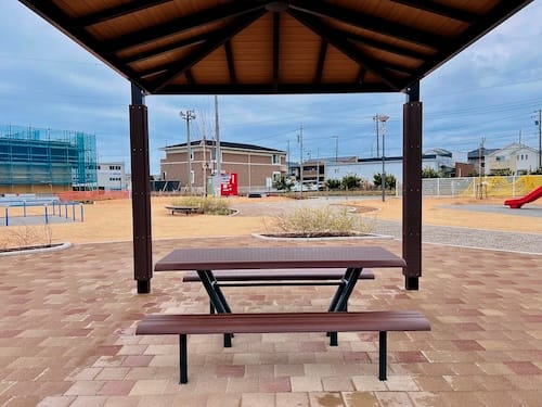 松前公園　屋根付きテーブルとベンチ