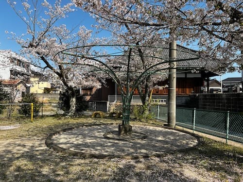 みどりヶ丘児童遊び場　砂場と桜