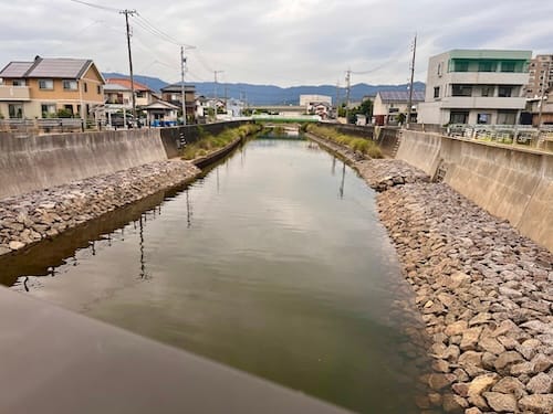 三谷町凱旋橋から西田川