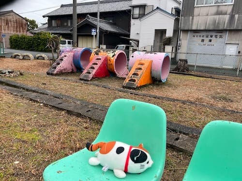 御幸公園 ベンチに猫のぬいぐるみ