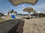 水竹公園　遊具と屋根付きベンチ