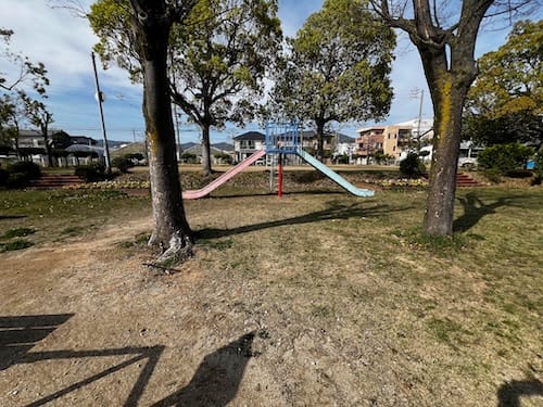 御馬公園 樹木の間のすべり台