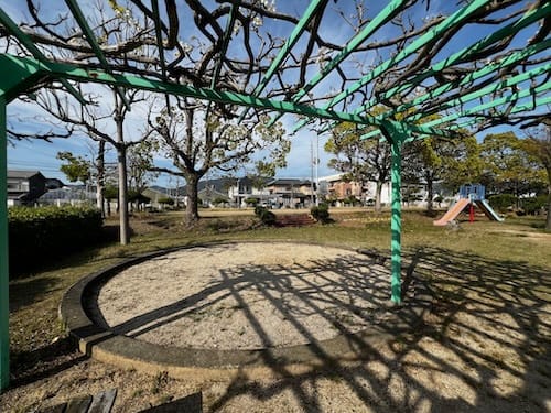 御馬公園　藤棚の下の砂場