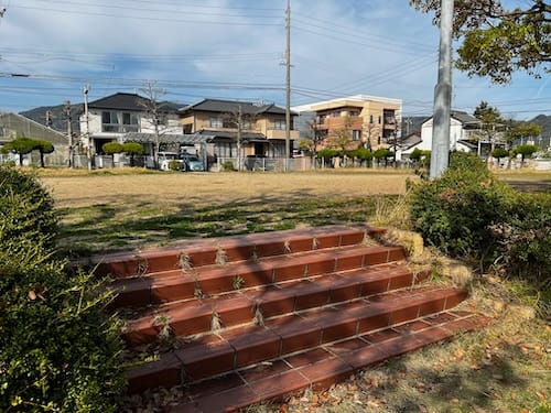遊具エリアから広場への階段