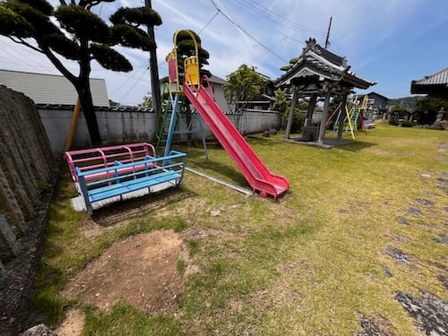 利生院チビッコ広場　遊具と手水舎