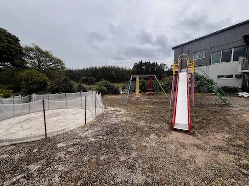 相楽児童遊園地　すべり台、ブランコ　花壇