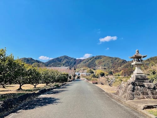 御堂山街道　相楽常夜灯前