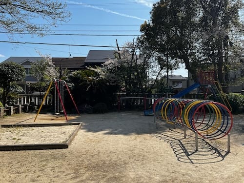 神明社チビッコ広場 輪くぐぐりと砂場