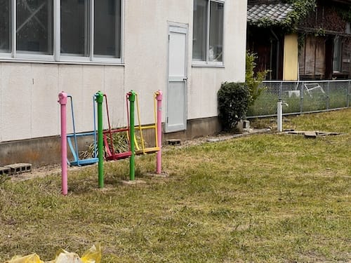 竹谷町元町児童遊園地 園内子ども用ブランコ