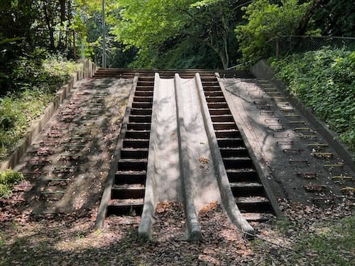 段差を利用した遊具