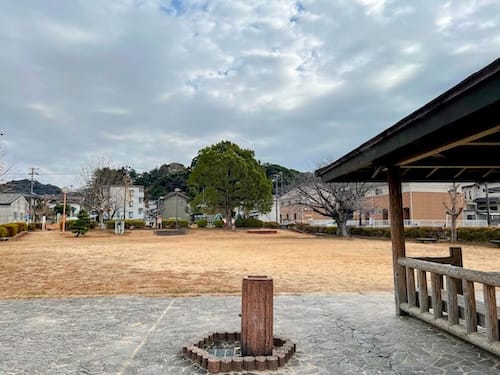 寺戸公園　東屋から広場