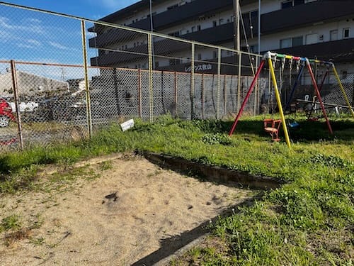 豊岡児童遊園地 砂場とブランコ