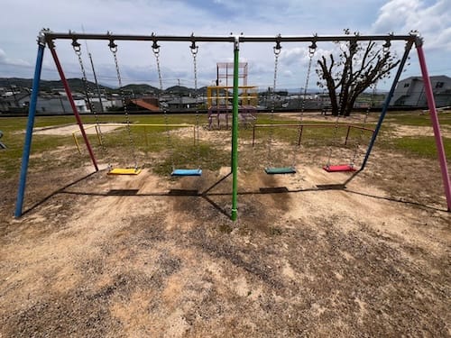 産子山児童遊び場　ブランコ