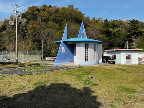 ヨットの帆の形をしたトイレ