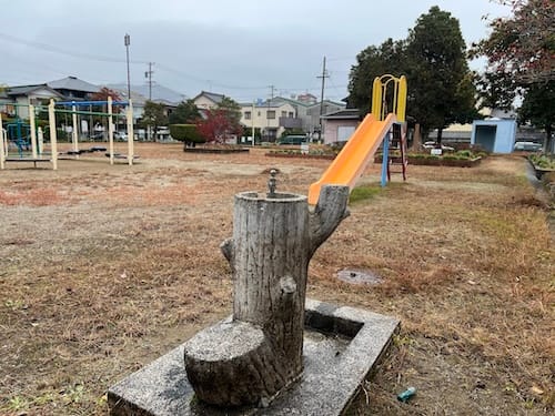 薮田公園　水飲み場とすべり台