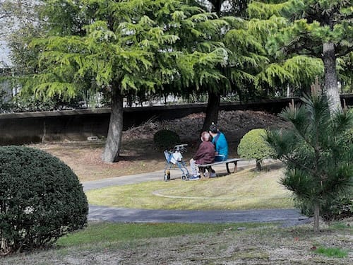 海岸公園（リフレッシュパークみらいあ）　ベンチで語らう利用者と介護士