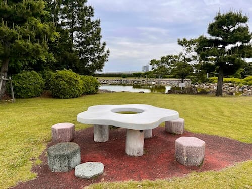 亀岩臨海公園 芝生広場とテーブル