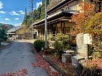 山頭火句碑「たたずめは山気しんしんせまる」鳳来寺