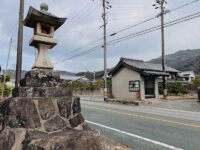 石像観音堂　道路を挟んで秋葉常夜灯から