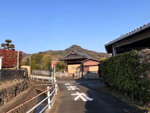 砥神山を背景に知禅庵