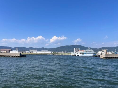 船の上から見た竹島周辺と五井山