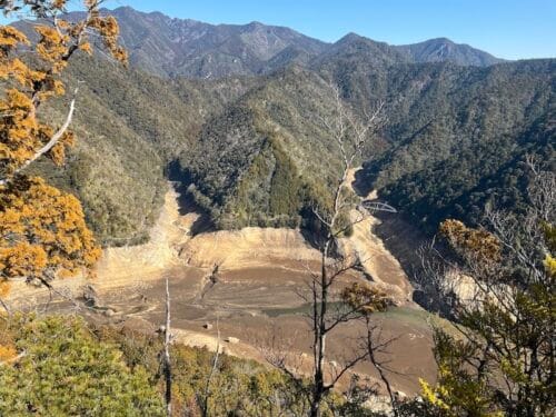 渇水の鳳来湖（宇連ダム）