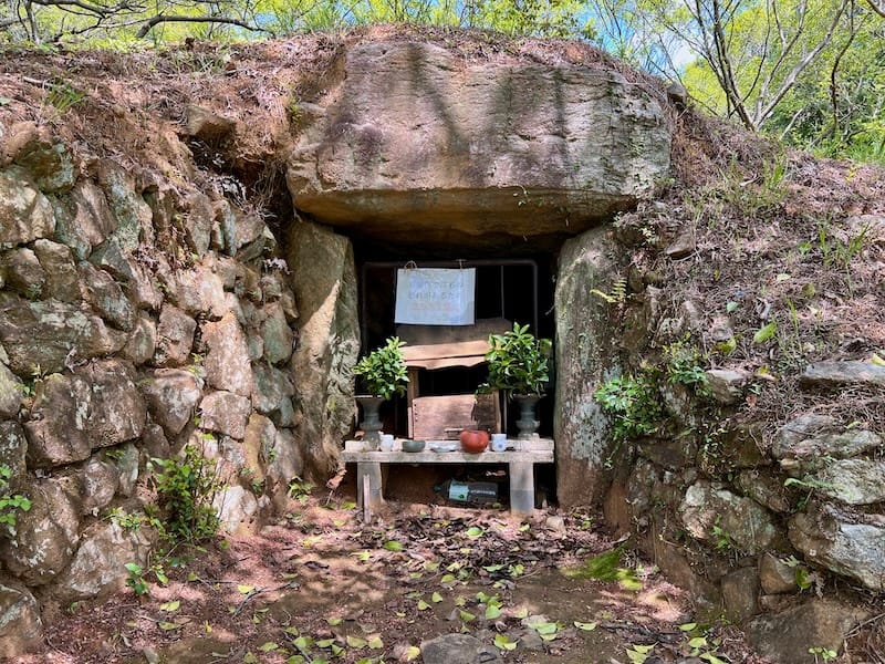 穴観音古墳：巨石が物語る御津の歴史