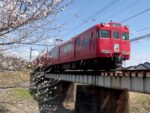 拾石川の桜と名鉄電車