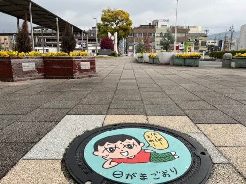 蒲郡駅に「ゾッキ」の世界が出現！大橋裕之氏デザインのマンホール蓋