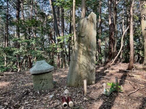 力寿の墓・上臈石：悲恋の記憶を刻む長福寺