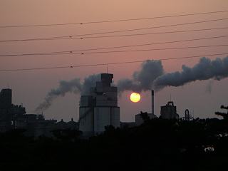 田原寮から見た新日化カーボンの工場と夕陽