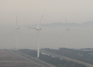 蔵王山からの薄霞の田原市の風車