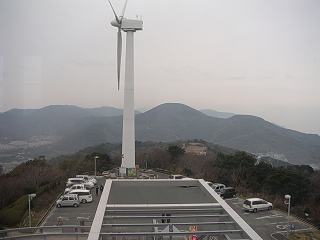 蔵王山展望台から見える衣笠山、滝頭山、風の街田原市の風力発電