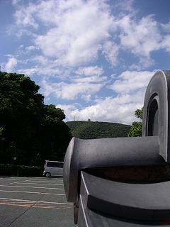 崋山神社の塀瓦とその後ろの蔵王山