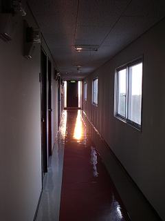 寮に差し込む夕陽、光る廊下