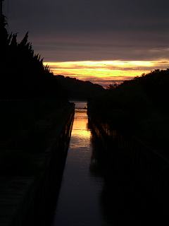 汐入橋から見える姫島と夕陽