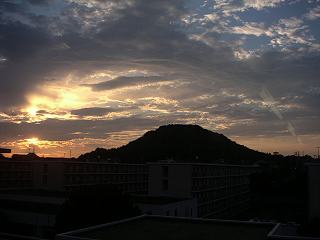 朝日が昇る笠山