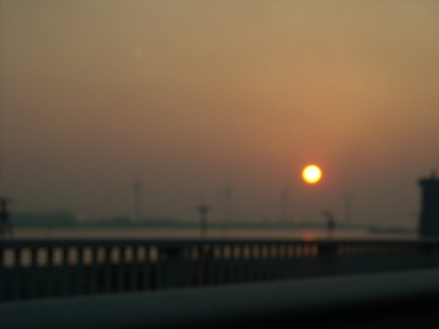 神野埠頭からトヨタ田原工場の向こうに沈む太陽
