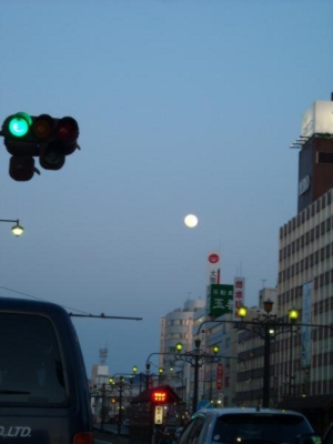 満月、豊橋駅前にて