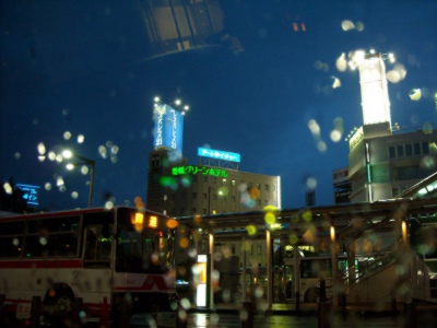 豊橋駅、雨、夜